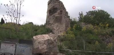 Deprem sonrası Fatih'teki tarihi surdan kopan dev kaya parçası yola düştü
