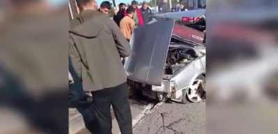 Kars'ta zırhlı polis aracıyla otomobil &ccedil;arpıştı: 2'si polis 6 yaralı