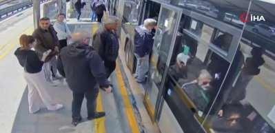 Metrobüste deprem anında beşik gibi sallandı!