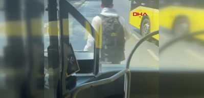 Şişli'de durak harici binmek istediği otobüse şoför almayınca trafiği altüst etti