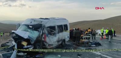 Van&rsquo;da minib&uuml;s ile kamyonun &ccedil;arpıştığı kazada &ouml;l&uuml; sayısı 8&rsquo;e y&uuml;kseldi