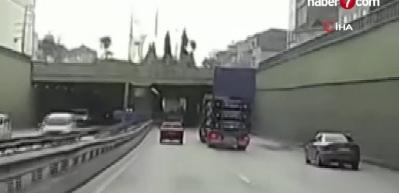 Kocaeli’de kapağı açık unutulan kamyon tünele çarptı