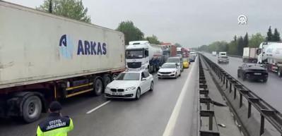Anadolu Otoyolu'nun Sakarya kesiminde zincirleme trafik kazası ulaşımı aksattı