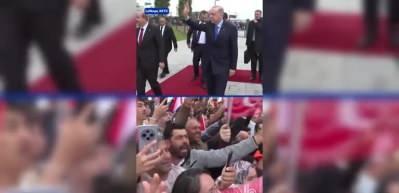 Cumhurbaşkanı Erdoğan'a KKTC'de coşku dolu karşılama! Dikkat &ccedil;eken tezah&uuml;ratlar