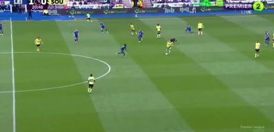 Futbolda görülmemiş olay! Hakem yerde kalınca efsane futbolcu düdüğü çaldı