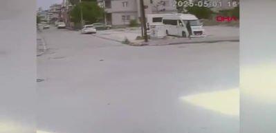 Korku dolu anlar! Sokak köpeklerinin saldırdığı çocuğu esnaf böyle kurtardı