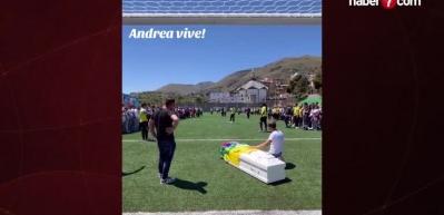 Ölen arkadaşlarının tabutunu yeşil sahaya getirdiler: Garip veda gündemde