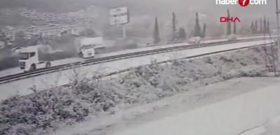 TEM’de tırın devrildiği kaza anı ortaya çıktı