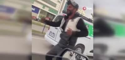Trafikte renkli görüntü! Müziğin sesine kendini böyle kaptırdı 