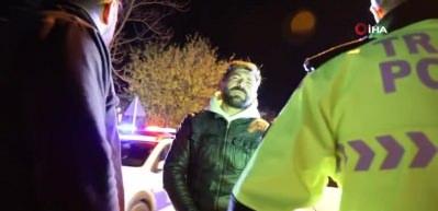 Alkollü yakalanan motosiklet sürücüsü polise dert yandı: "Bıktım bu hayattan, yaşamak istemiyorum"