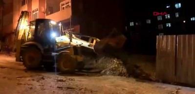 Bağcılar’da toprak kayması sebebiyle yana doğru eğilen bina boşaltıldı