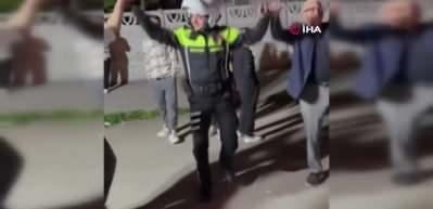 İhbara gitti, halay çekti! Trafik polisinin renkli görüntüleri