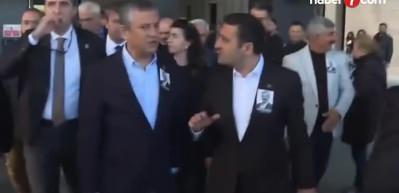 Özgür Özel’e saldıran kişi evlat katili çıktı, gözaltı süresi uzatıldı