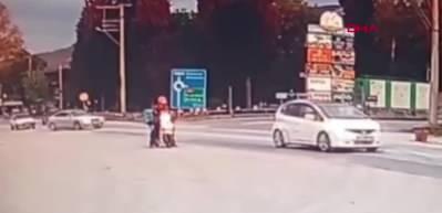 Sakarya'da taksi ilke otomobil &ccedil;arpıştı