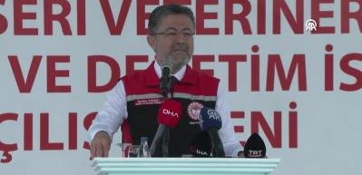  Bakan Yumaklı: "Büyükbaş hayvanda geçen sene kesilen kurbandan yüzde 60 daha fazla kurbanlığı bu yıl arz ettik"