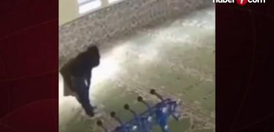&lsquo;Bana namaz kılmayı &ouml;ğret&rsquo; diye yardım istediği kişiyi secdede defalarca bı&ccedil;akladı!