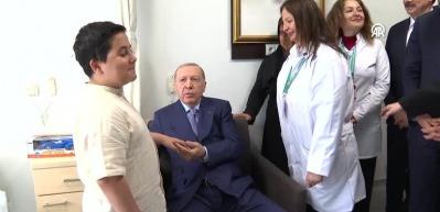 Başkan Erdoğan, a&ccedil;ılışını yaptığı hastanedeki hastaları ziyaret etti