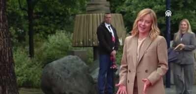 Edi Rama, İtalya Başbakanı Meloni'yi diz &ccedil;&ouml;kerek karşıladı