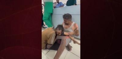 Gazze&rsquo;de y&uuml;rek yakan veda: Acılı baba k&uuml;&ccedil;&uuml;k kızını son kez ayağından &ouml;pt&uuml;