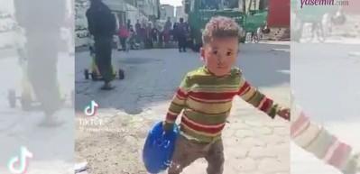 Gazze'den yürek yakan görüntü! Yükü kendinden büyük bir çocuğun yaşam mücadelesi