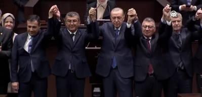 Hasan Ekici, Gelecek Partisi'nden istifa etti, AK Parti rozetini Erdoğan taktı