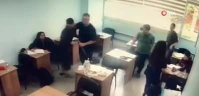 Kursta dehşet anları! Sınıfa girip öğrenciye bıçakla saldırdı