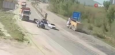 Motosikletle kamyon çarpışması kamerada! 