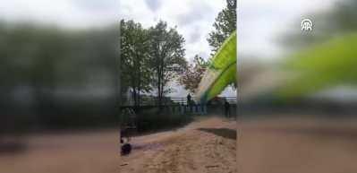 Giresun'da paramotor denize d&uuml;şt&uuml;: Yaralanan olmadı, kaza anı kamerada