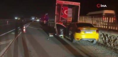 Sakarya&rsquo;da feci kaza: Taksi kamyonete saplandı, 1 &ouml;l&uuml; 1 yaralı