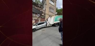 Yokuşta kayan çöp kamyonu bina ve otomobile hasar verdi