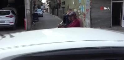 6 yaşındaki Hayrunisa, g&ouml;rme engelli babasına rehberlik yapıyor