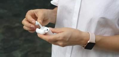 AirPods’a canlı çeviri özelliği geliyor: iOS 19 ile dil engeli tarih oluyor