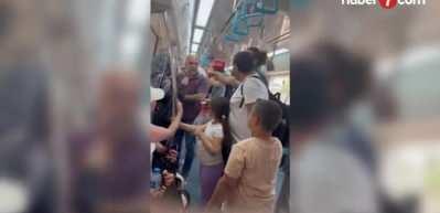 B&ouml;yle magandalık g&ouml;r&uuml;lmedi: Marmaray'da &ccedil;ocuklarının yanında babalarına yumruklu saldırı!