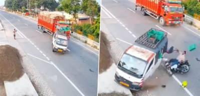 Hindistan'da dehşet anları: Kamyonet karşı şeride ge&ccedil;ti, motosikletle &ccedil;arpıştı