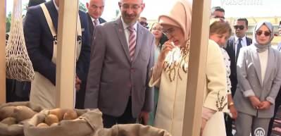 Nevşehir'de Türk Mutfağı Haftası'na katılan Emine Erdoğan yoğurt mayaladı