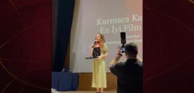 &Ouml;d&uuml;l t&ouml;reninde y&ouml;netmenden tuhaf s&ouml;zler! Spiker Oya Eren m&uuml;dahale etti, salon &ccedil;ıkışı arbede yaşandı
