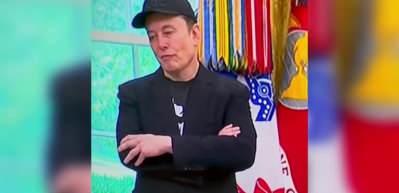 Trump konuşurken tiye aldı! Elon Musk'ın mimikleri t&uuml;m d&uuml;nyada g&uuml;ndem oldu