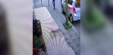 Motosikletli saldırgan kurşun yağdırdı: Husumetlilerini sakladığı i&ccedil;in vuruldu