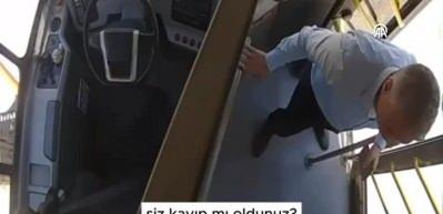 Ailesinden habersiz otob&uuml;se binen 6 ve 2 yaşlarındaki kardeşleri şof&ouml;r&uuml;n dikkati kurtardı