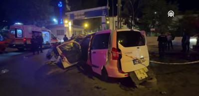 Gaziantep'te otomobil ile hafif ticari ara&ccedil; &ccedil;arpıştı, 5 kişi &ouml;ld&uuml;, 2 kişi yaralandı