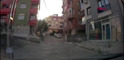 Pendik'te trafikte tartıştığı s&uuml;r&uuml;c&uuml;ye kızının yanında bı&ccedil;ak &ccedil;ekip k&uuml;f&uuml;rler savurdu
