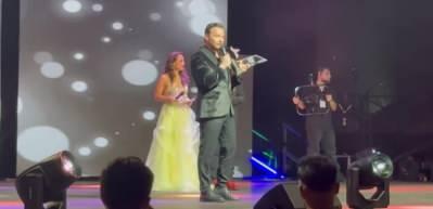 Sinan Akçıl ödül töreninde sözde sanatçılara ders verdi