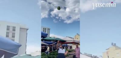 Yaptığı karpuz şovuyla müşterilerin ilgisini böyle çekti!