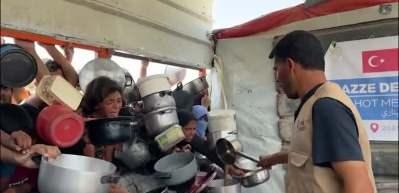 Soykırımın g&ouml;lgesinde bir kap yemek: Gazze&rsquo;de insanlık yok oluyor