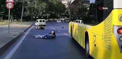 Ey&uuml;psultan&rsquo;da aynı yerde iki İETT otob&uuml;s&uuml; kazası: Motosiklet altında kaldı, bir aileye arkadan &ccedil;arptı