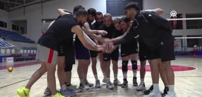Hakkari'de voleybol ailesi: Baba-oğul 2. lig yolunda omuz omuza