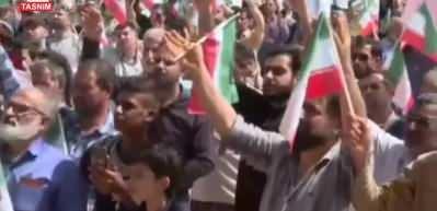 İran her İsrail saldırısında olduğu gibi yine  ‘intikam’ anlamına gelen bayrağı göndere çekti.