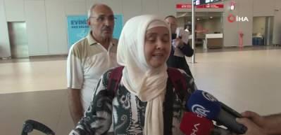 Kutsal topraklardan ilk hacı kafilesi İstanbul'da g&ouml;zyaşlarıyla karşılandı