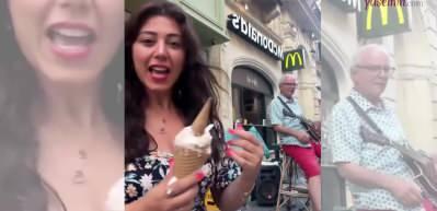 Malta'da sokak müzisyeninden Türk turiste jest! Tarkan'ın Şımarık şarkısı söyledi