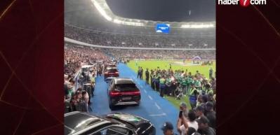 Tarihi başarıya krallara yakışır ödül: Özbek futbolculara lüks otomobil!